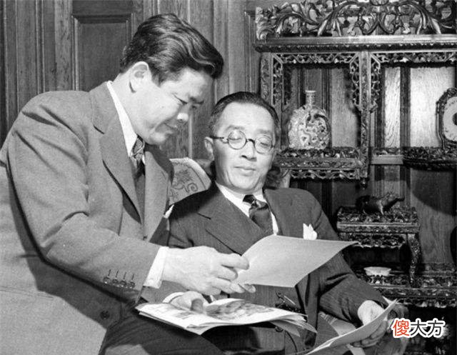 【爱历史】乌克兰名场面：总统泽连斯基“收割”美国学位，他会超过当年的胡适吗？