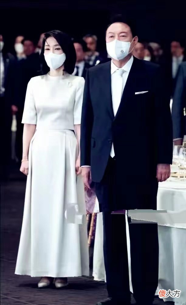 【时尚一点】韩国夫人外出遛狗遭围观！私服搭配暴露驼背身材，明星脸却看不够
