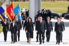 【时尚一点】韩国夫人外出遛狗遭围观！私服搭配暴露驼背身材，明星脸却看不够