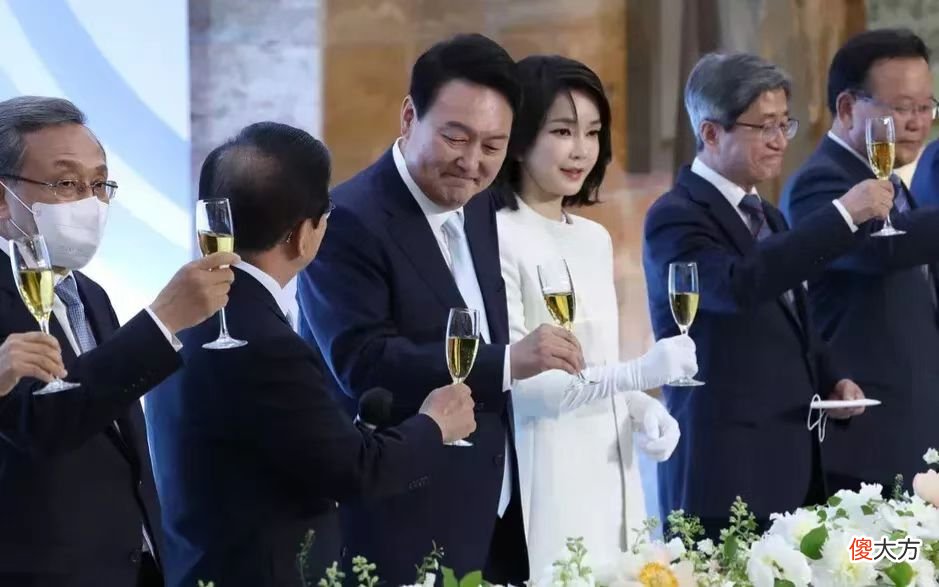 【时尚一点】韩国夫人外出遛狗遭围观！私服搭配暴露驼背身材，明星脸却看不够
