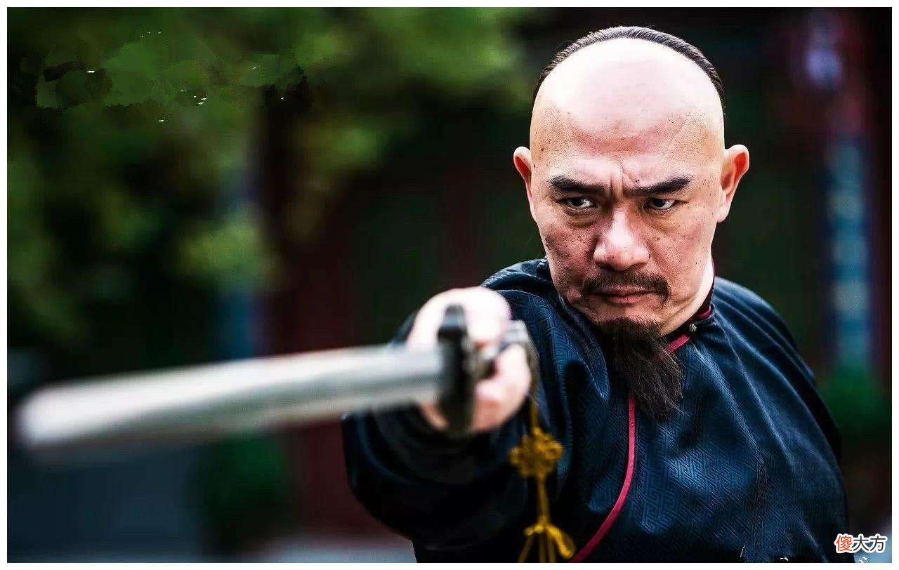 【历史故事】荒唐王爷当众殴打顾命大臣，乾隆皇帝亲眼目睹，怎么处理？