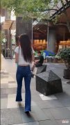 【就爱时尚】美丽辣妈身穿紧身牛仔裤配高跟鞋凸显苗条身材，气质高雅有魅力