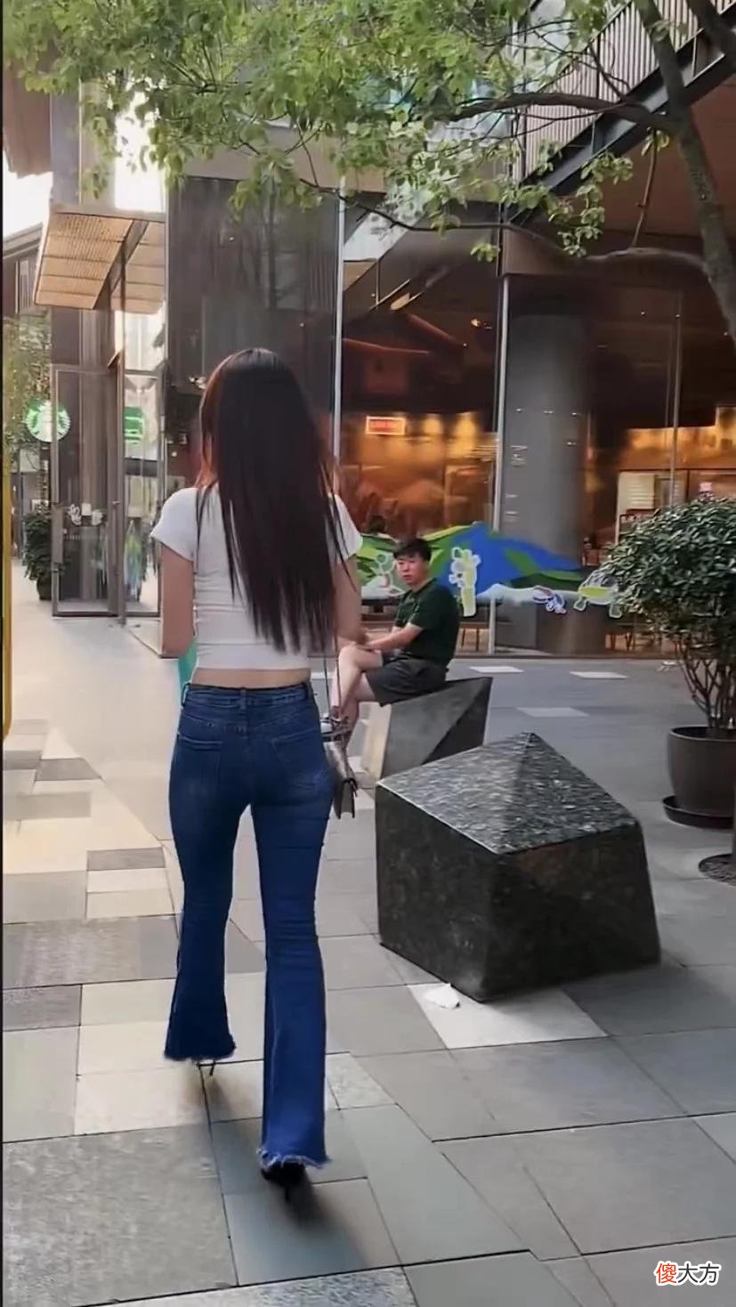 【就爱时尚】美丽辣妈身穿紧身牛仔裤配高跟鞋凸显苗条身材，气质高雅有魅力