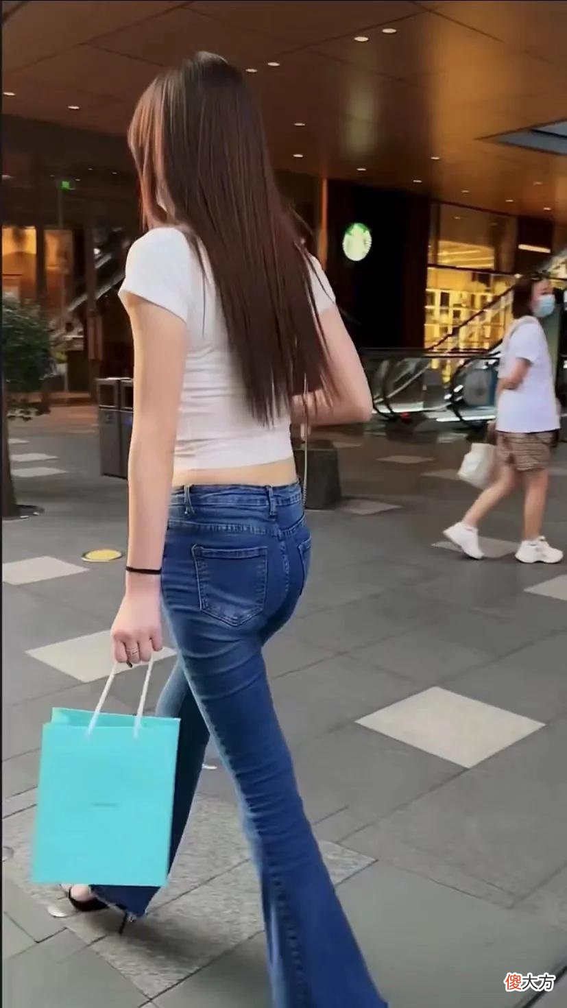 【就爱时尚】美丽辣妈身穿紧身牛仔裤配高跟鞋凸显苗条身材，气质高雅有魅力