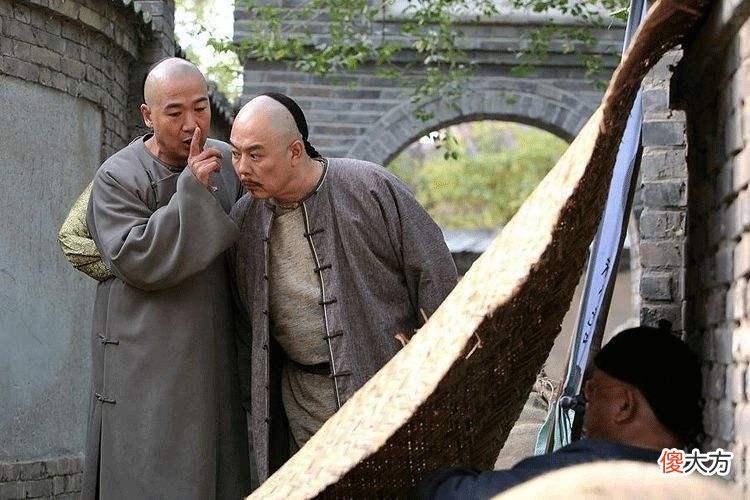 【历史故事】上联：“三个铜钱贺喜嫌少勿收收则爱财”，下联堪称经典
