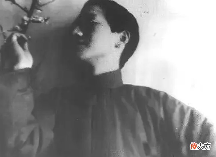 【历史故事】1931年徐志摩死状惨烈，陆小曼毅然拒领尸体，墓前35级台阶有何意义？