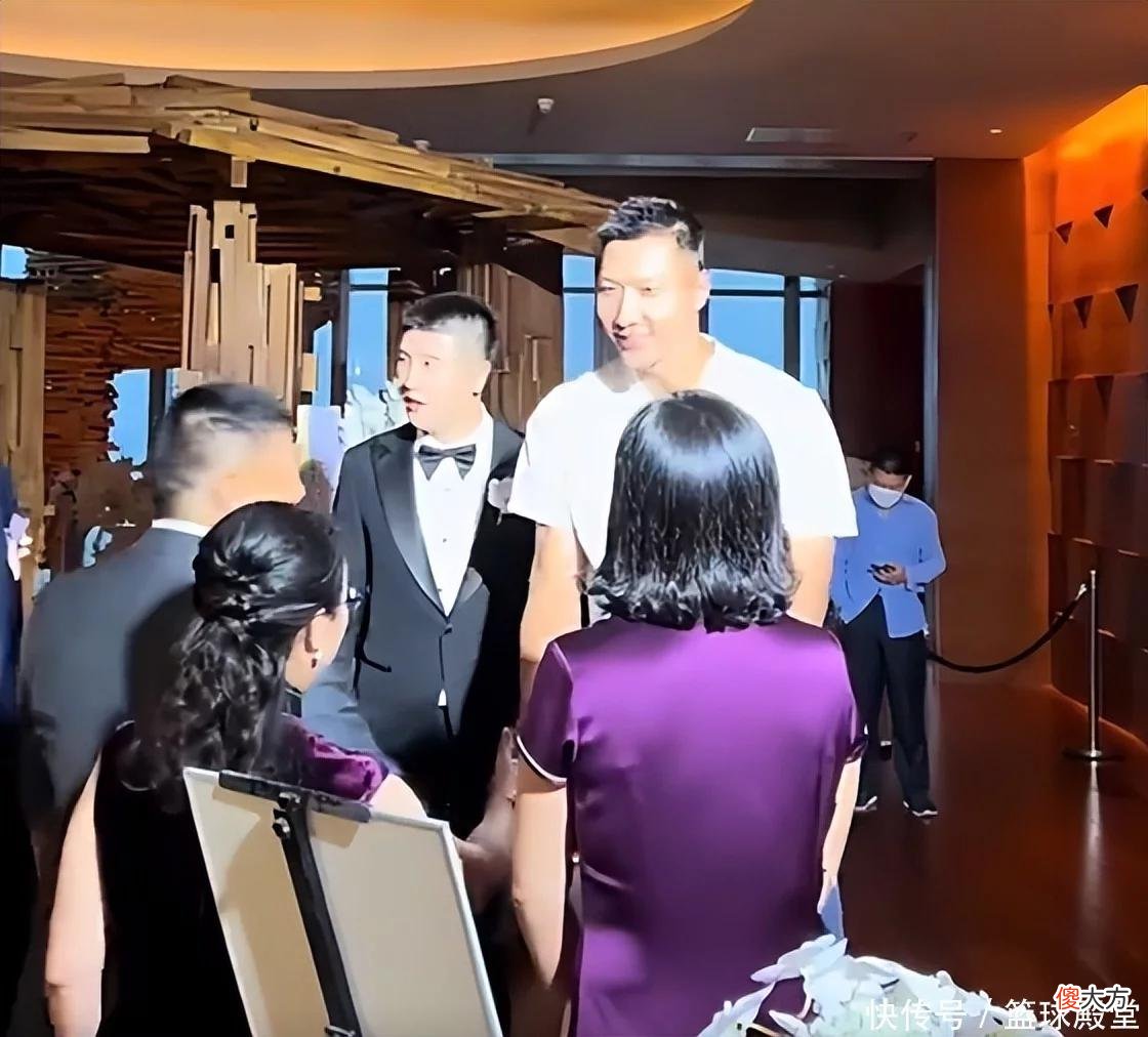 【就爱时尚】王薪凯婚礼集锦！伴郎笑开花，新浪亲吻，杜锋+周鹏+阿联赶赴现场