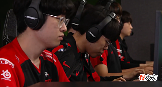 【游戏世界】T1战胜AZE!虽是22分钟拿下胜利!上野配合却成问题!