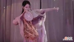 【游戏世界】坏空空上演瑜伽教学,当众展示出色柔韧性!网友:活得不如球