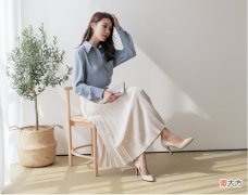 【时尚一点】百褶裙流行的3种颜色、2种穿衣搭配风格，解决不了路人感风格