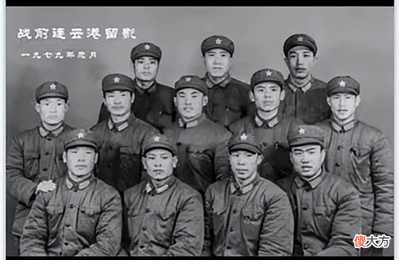 【历史故事】老照片：上世纪七十年代合影，人们脸上洋溢着幸福的笑容