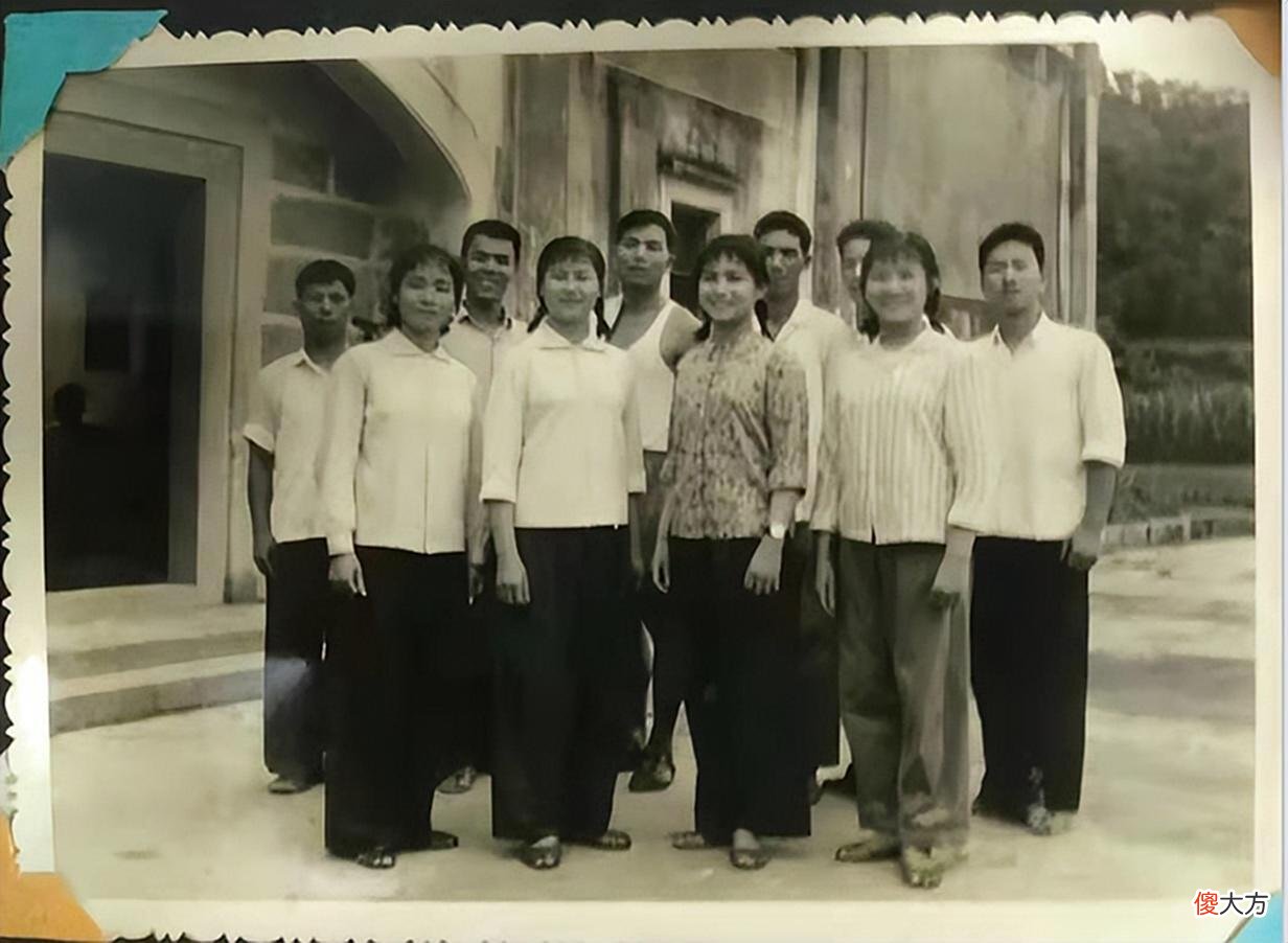 【历史故事】老照片：上世纪七十年代合影，人们脸上洋溢着幸福的笑容