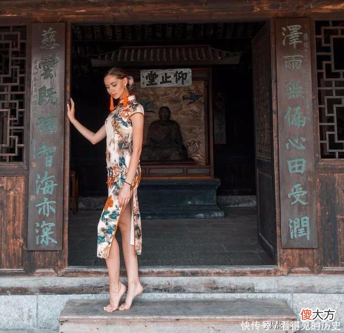 【时尚一点】外国模特身穿中国旗袍 在中国景区拍出不一样的中国味道