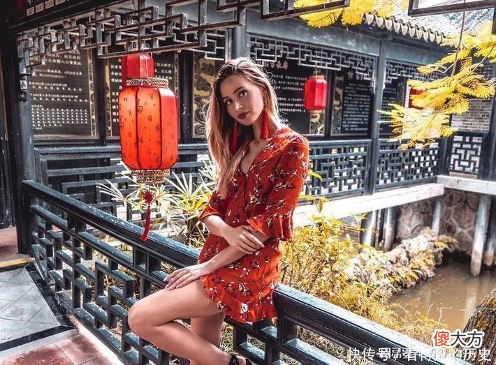 【时尚一点】外国模特身穿中国旗袍 在中国景区拍出不一样的中国味道