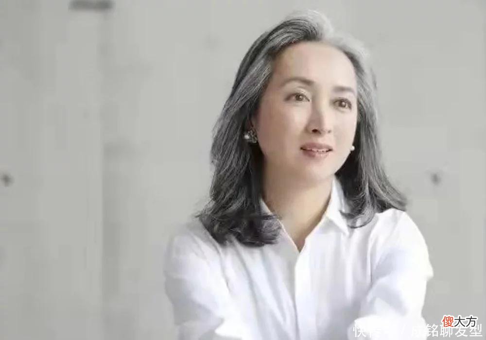【就爱时尚】女人白发太多，又不想染头发，做什么发型时尚减龄不显老？