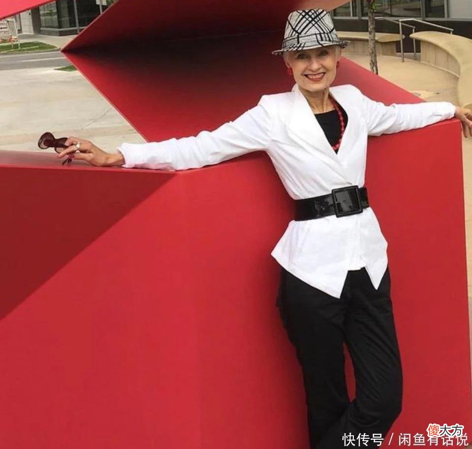 【就爱时尚】79岁奶奶一年四季都戴帽子，看完她的穿搭才明白：什么叫优雅老去