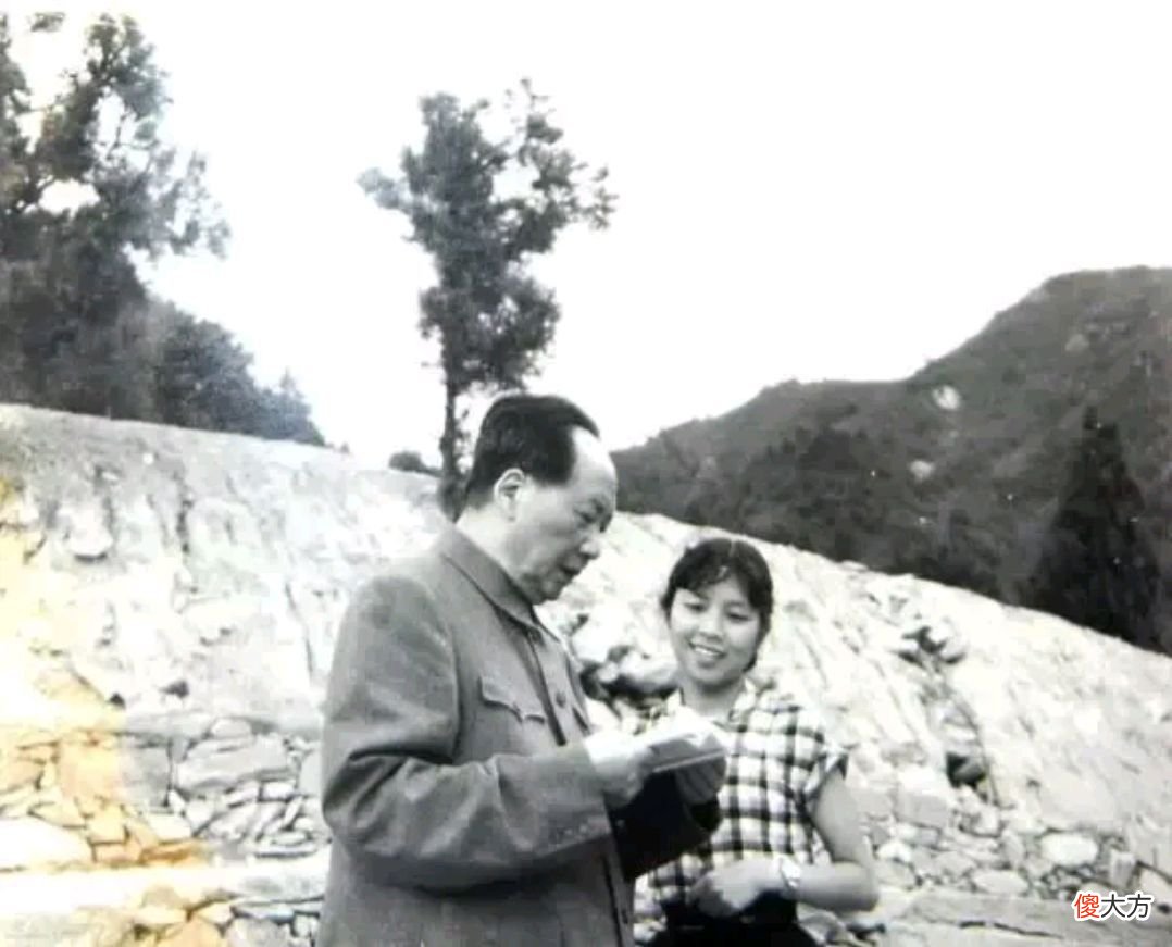 【历史故事】毛主席为何为一个刚毕业的护士题字？此题字书法风格独特，很励志