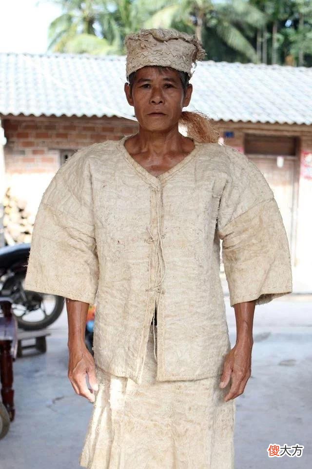 【时尚一点】西双版纳有一种“谜”样的树皮衣，可是想做一件衣服，却挺不容易