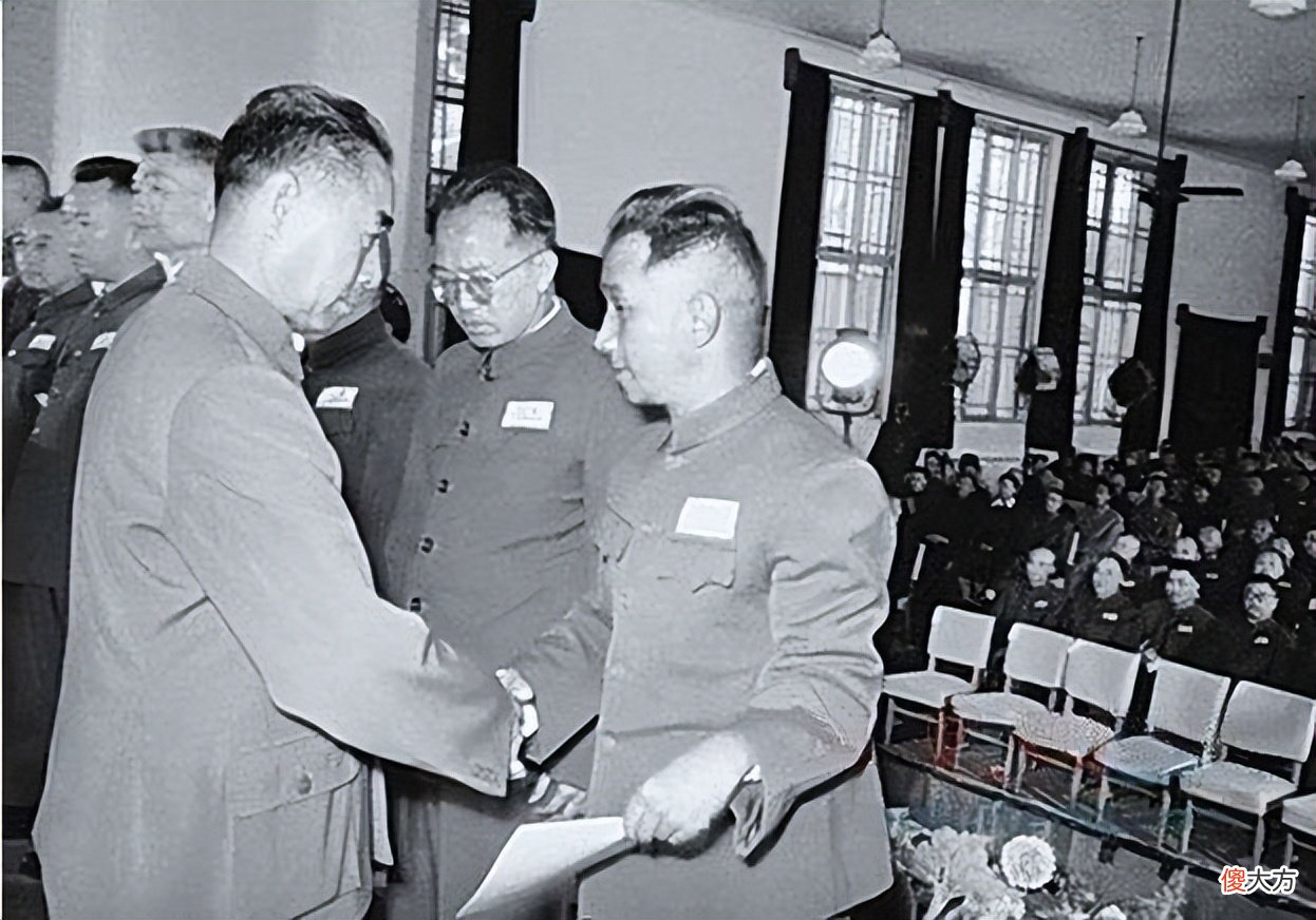 【历史故事】1955年授衔，给全体将官颁发证书的为何是总理，而不是其他元勋？
