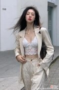 【时尚一点】今年春夏火了“西装+内衣”，学会这3种搭配公式，性感又飒爽