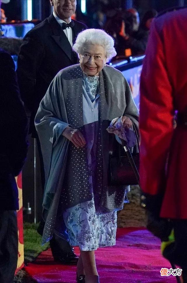 【就爱时尚】96岁英国女王闪耀亮相庆典仪式！拄着拐杖也好优雅，阿汤哥也来了