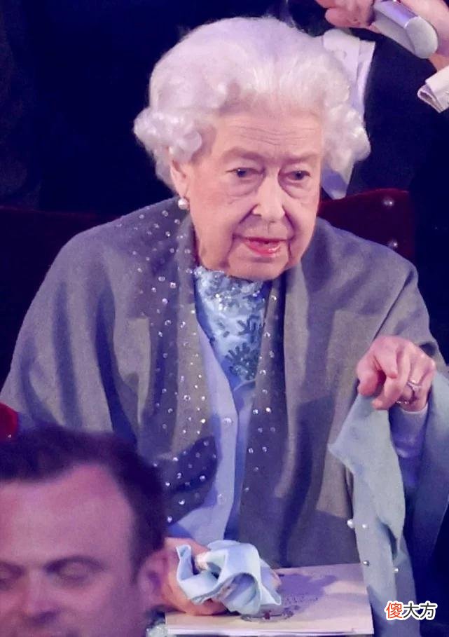 【就爱时尚】96岁英国女王闪耀亮相庆典仪式！拄着拐杖也好优雅，阿汤哥也来了