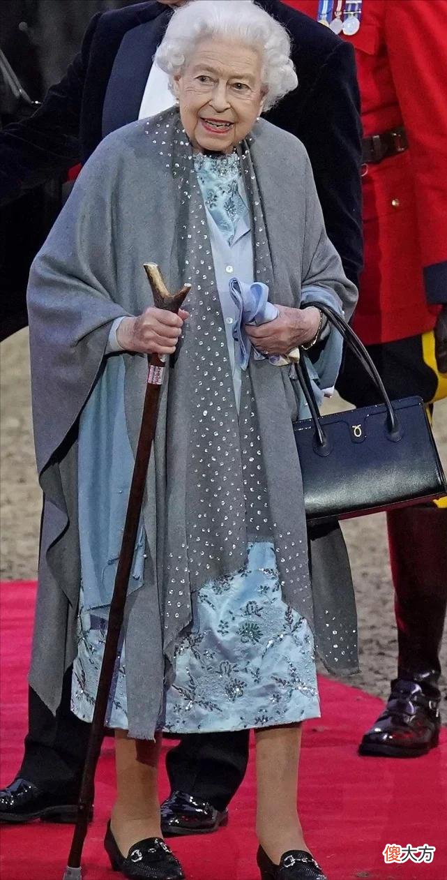 【就爱时尚】96岁英国女王闪耀亮相庆典仪式！拄着拐杖也好优雅，阿汤哥也来了