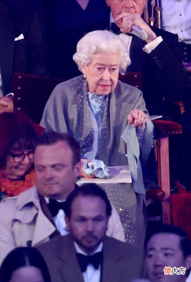 【就爱时尚】96岁英国女王闪耀亮相庆典仪式！拄着拐杖也好优雅，阿汤哥也来了
