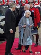 【就爱时尚】96岁英国女王闪耀亮相庆典仪式！拄着拐杖也好优雅，阿汤哥也来了