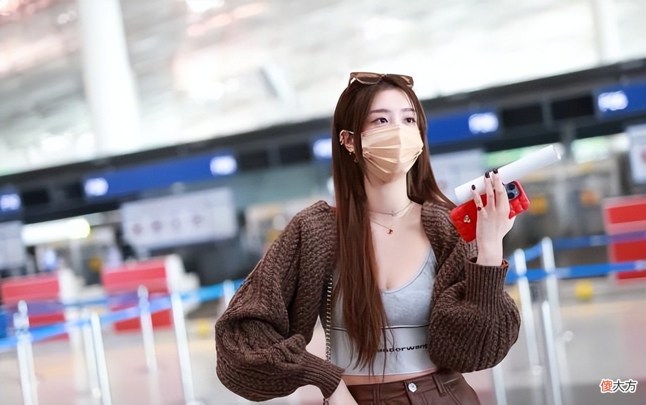 【时尚一点】赵小棠不愧是女团成员，穿着“短一截”的针织背心，看着好瘦啊