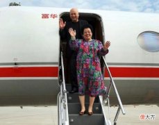 【时尚一点】陈丽华不愧是中国女首富，81岁穿印花裙不仅显不俗，反显雍容华贵