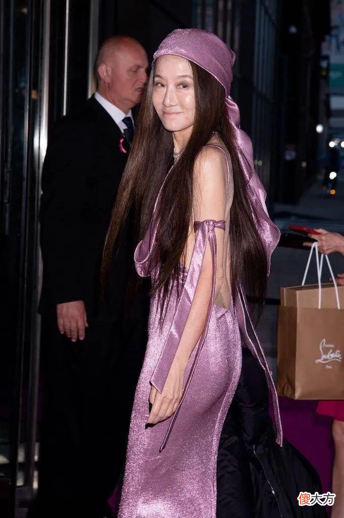 【就爱时尚】婚纱女王王薇薇72岁精神矍铄，穿鱼尾裙气场全开，皱纹难掩骨子美