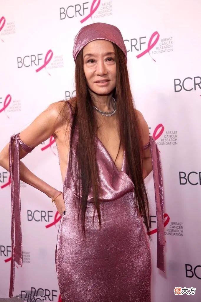【就爱时尚】婚纱女王王薇薇72岁精神矍铄，穿鱼尾裙气场全开，皱纹难掩骨子美