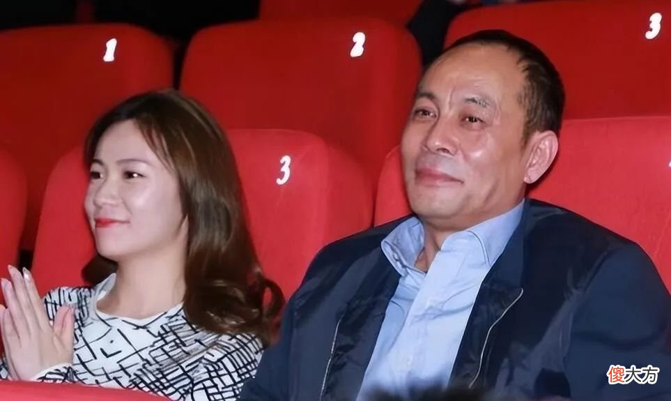 【就爱时尚】张光北女儿都已经30岁了，穿紧身装配大妈发型，长相成熟不像90后