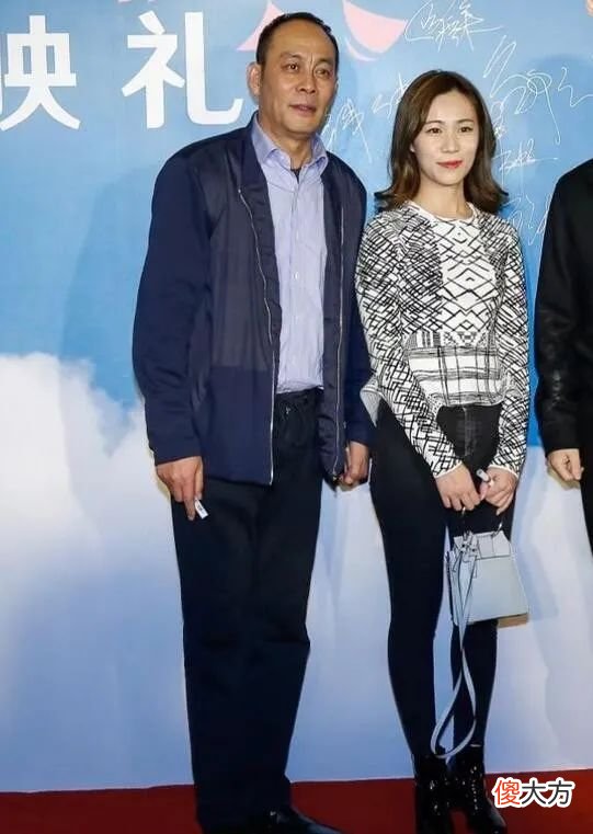 【就爱时尚】张光北女儿都已经30岁了，穿紧身装配大妈发型，长相成熟不像90后