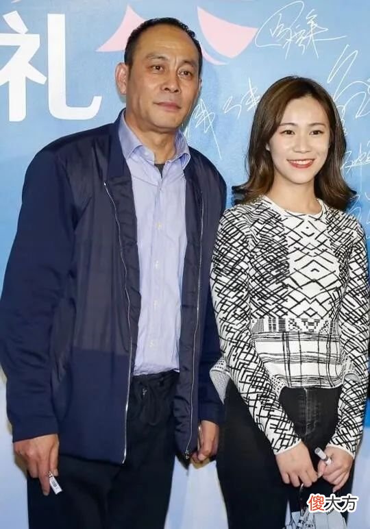 【就爱时尚】张光北女儿都已经30岁了，穿紧身装配大妈发型，长相成熟不像90后