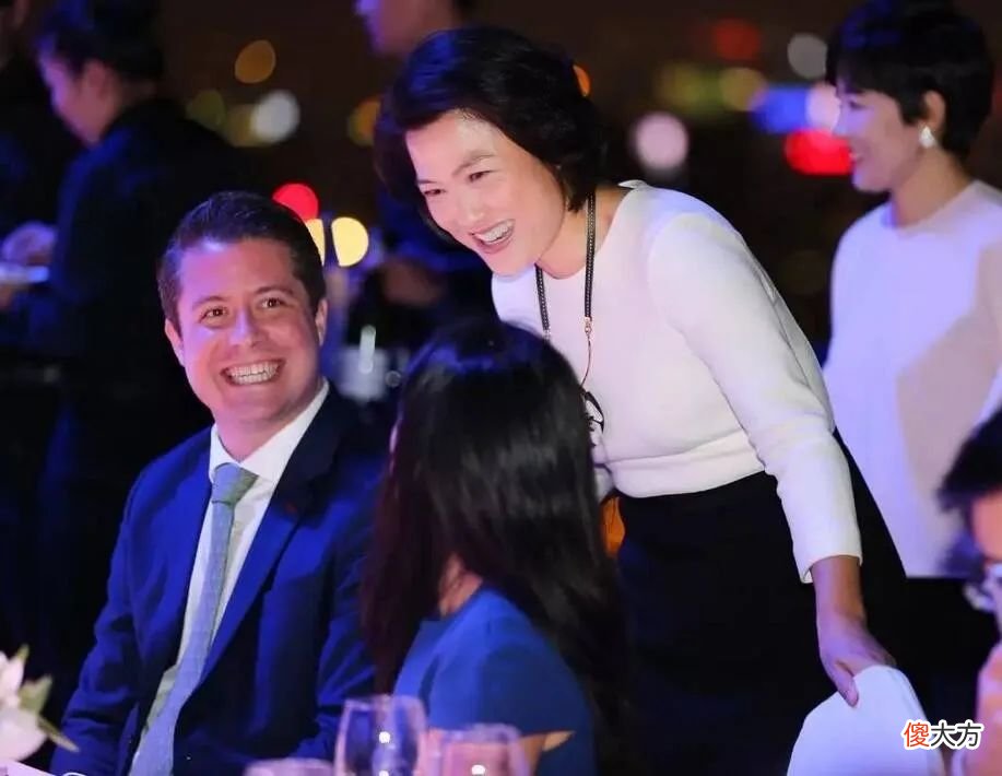 【就爱时尚】潘石屹老婆有张旺夫脸，珠圆玉润看着就有福气，朴素打扮难掩气场