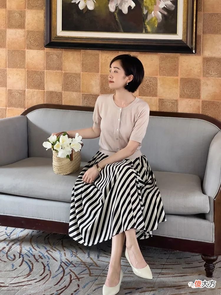 【就爱时尚】建议微胖女生：夏天不要穿紧身裤，可以穿直筒裤和半身裙，超显瘦