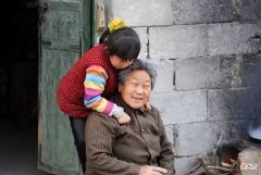 老人是真疼还是“假疼”孩子，日常表现根本瞒不住，一眼就能看出