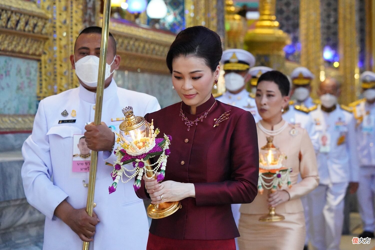 【就爱时尚】苏提达穿红衣亮相比结婚时候还美！新发型惊艳，大公主都输给王后