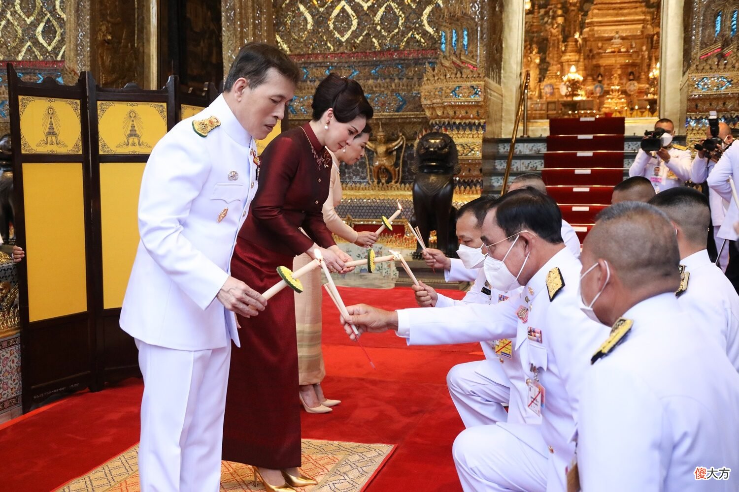 【就爱时尚】苏提达穿红衣亮相比结婚时候还美！新发型惊艳，大公主都输给王后