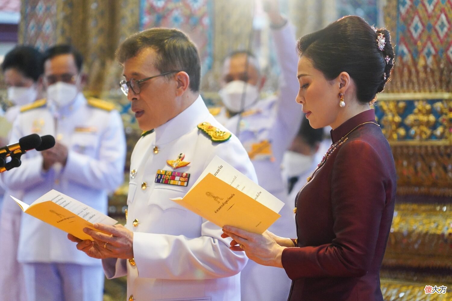 【就爱时尚】苏提达穿红衣亮相比结婚时候还美！新发型惊艳，大公主都输给王后