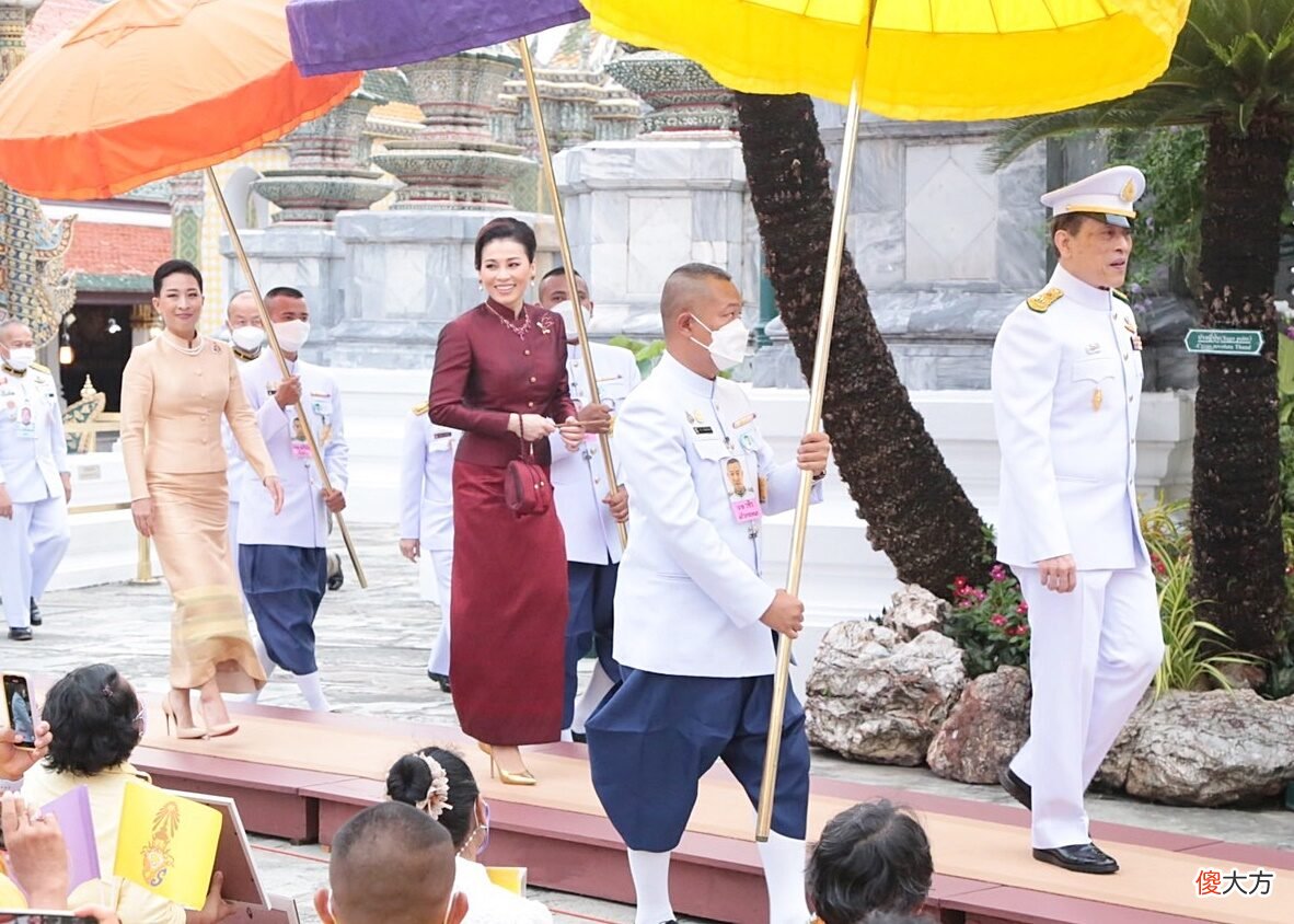 【就爱时尚】苏提达穿红衣亮相比结婚时候还美！新发型惊艳，大公主都输给王后