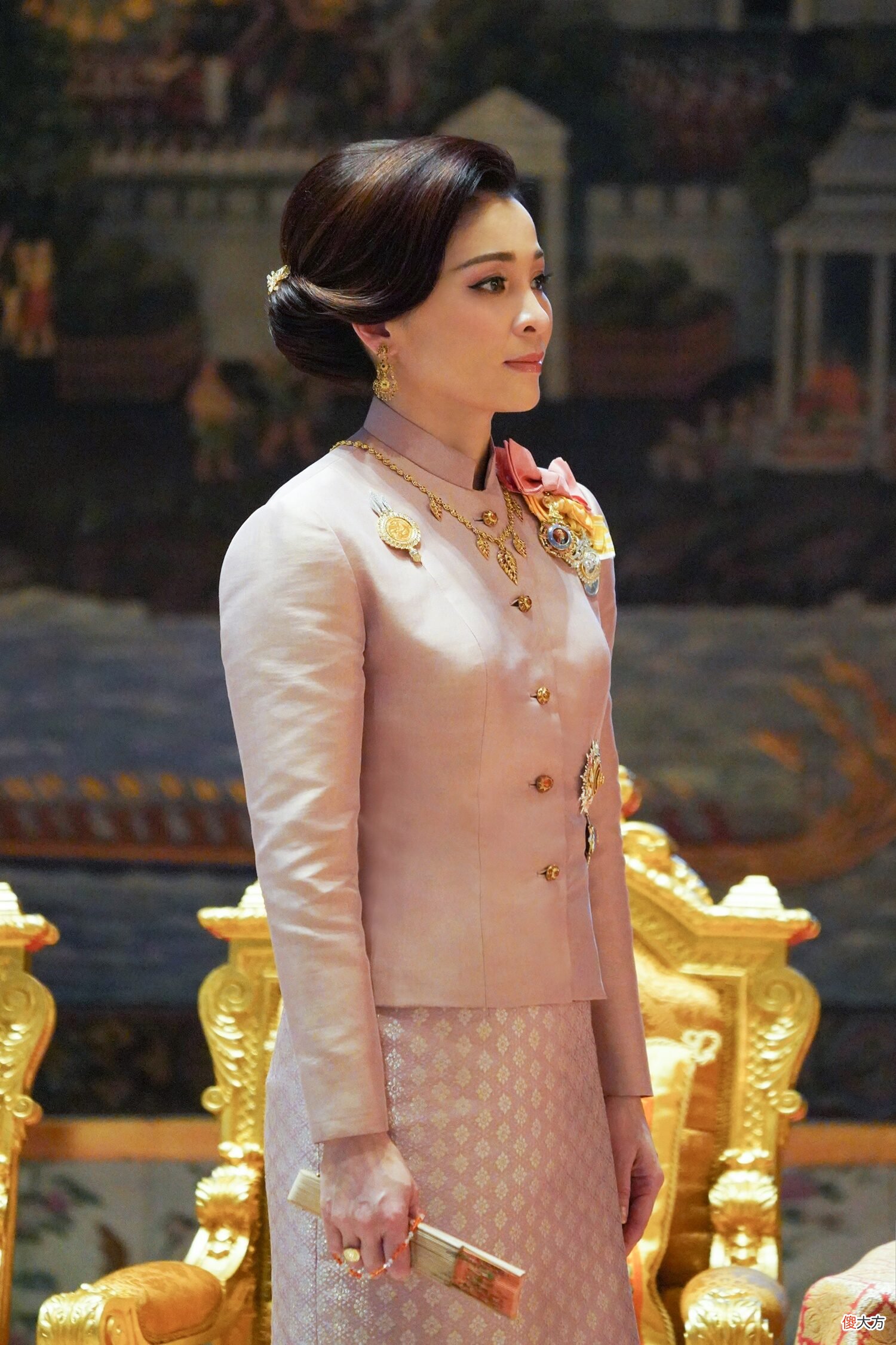 【就爱时尚】苏提达穿红衣亮相比结婚时候还美！新发型惊艳，大公主都输给王后