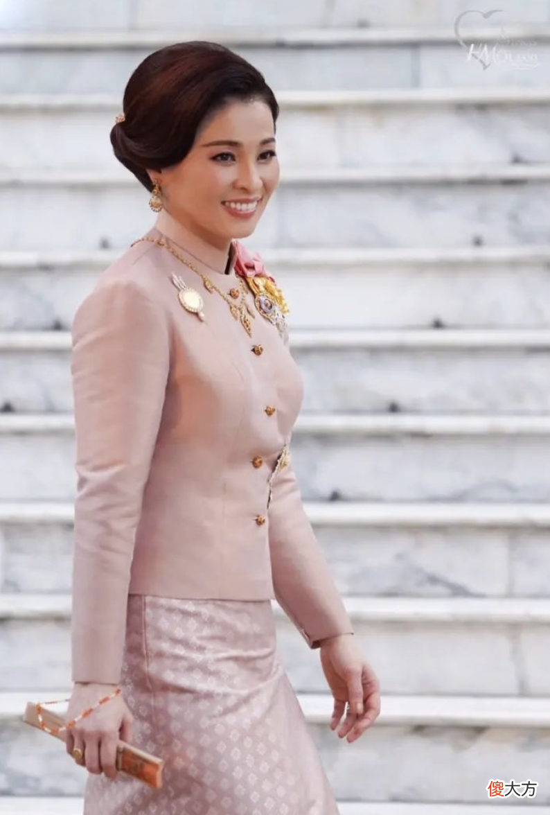 【就爱时尚】苏提达穿红衣亮相比结婚时候还美！新发型惊艳，大公主都输给王后