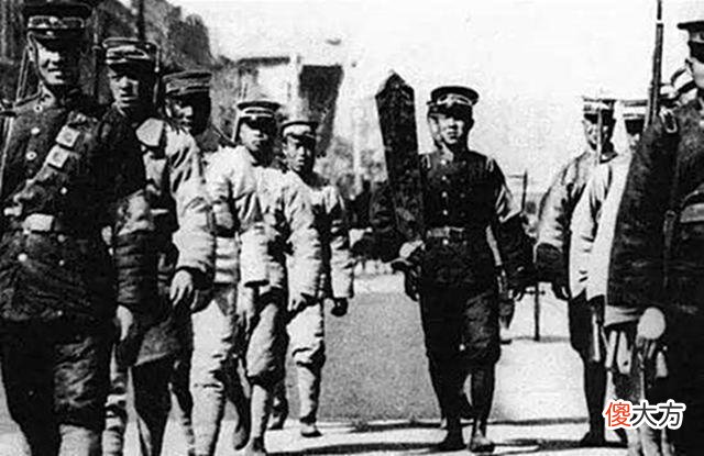 【爱历史】两个耳光，害得黄金荣被抓七天，从此，杜月笙离开上海就再没回来