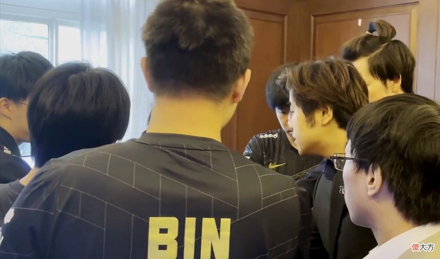 【游戏迷】RNG小组第一强势晋级，拳头谎言道歉被识破后，遭众解说玩梗嘲讽