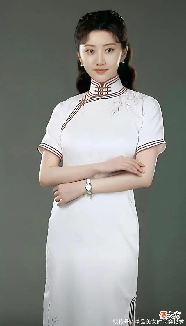 【就爱时尚】当旗袍遇上现实版“人间富贵花”，看看哪个造型最让你触动？