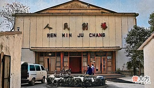 【爱历史】老照片:90年代的江苏南通,人民剧场、桃坞路、南大街、南通钟楼