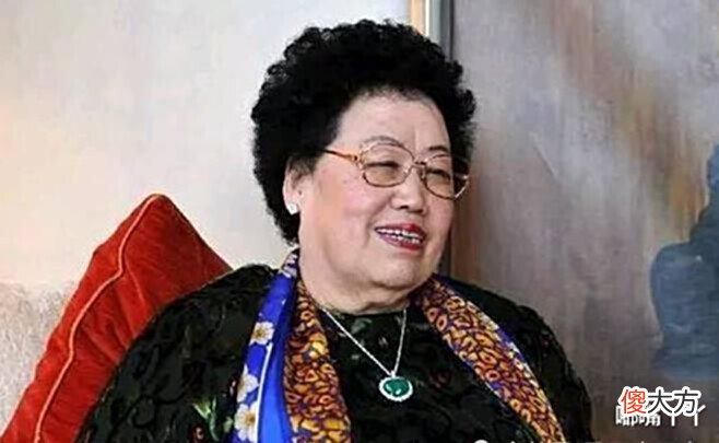 【爱历史】慈禧后裔,身价525亿,她不吃饭全家都要等,北京内环拥有一条街